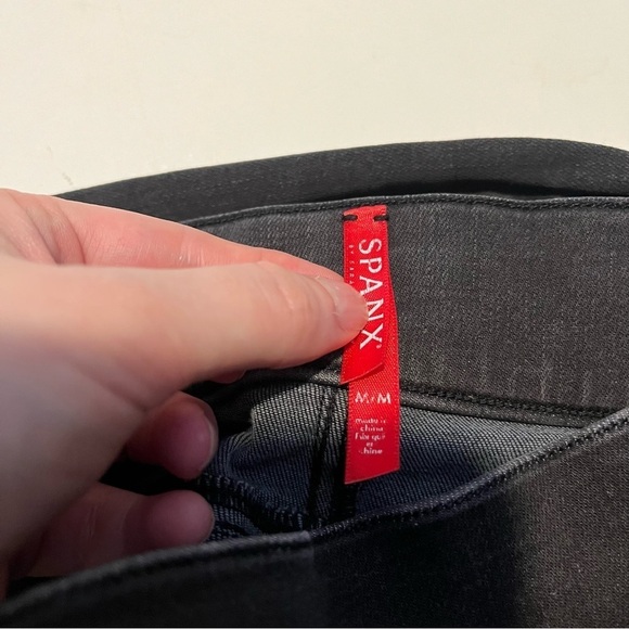 Spanx 20213R Vintage Distressed Ankle Skinny Jeans Black Size Medium Destroyed - Picture 6 of 8
